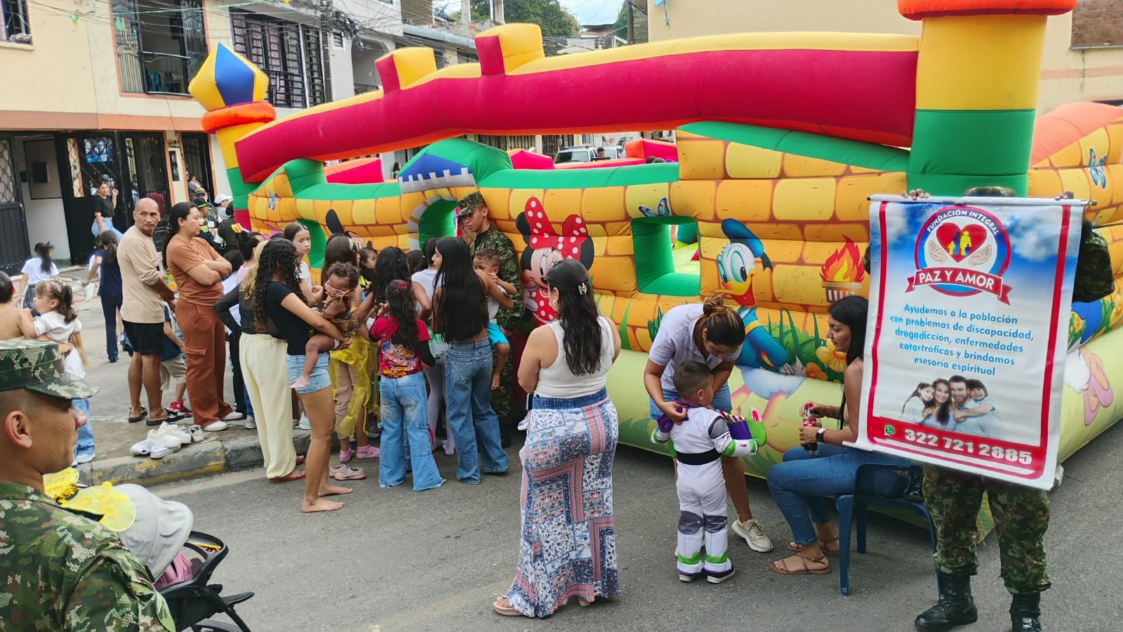 Aseo y Diversión con la comunidad y la policía Nacional